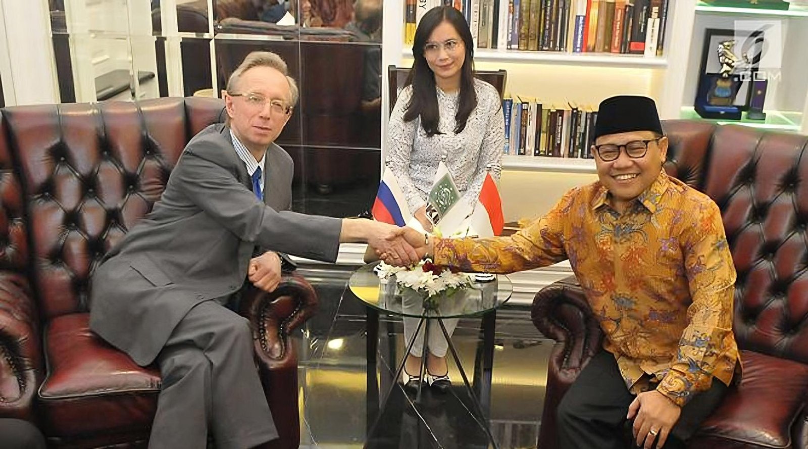 Rika Agusmelda interpreting at an Indonesia–Russia meeting