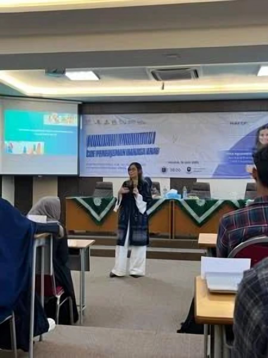 Rika Agusmelda giving a guest lecture at Universitas Muhammadiyah Malang